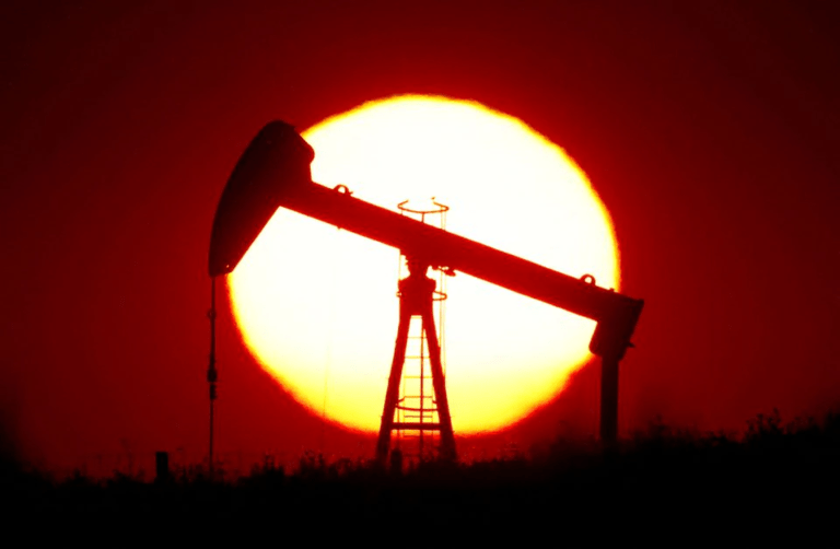 Oil Dips as Investors Weigh Ukraine War and US Crude Stock Increase