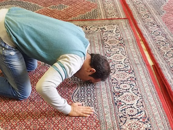 How to Pray Namaz – A Simple Guide for New Learners in Pakistan 2025